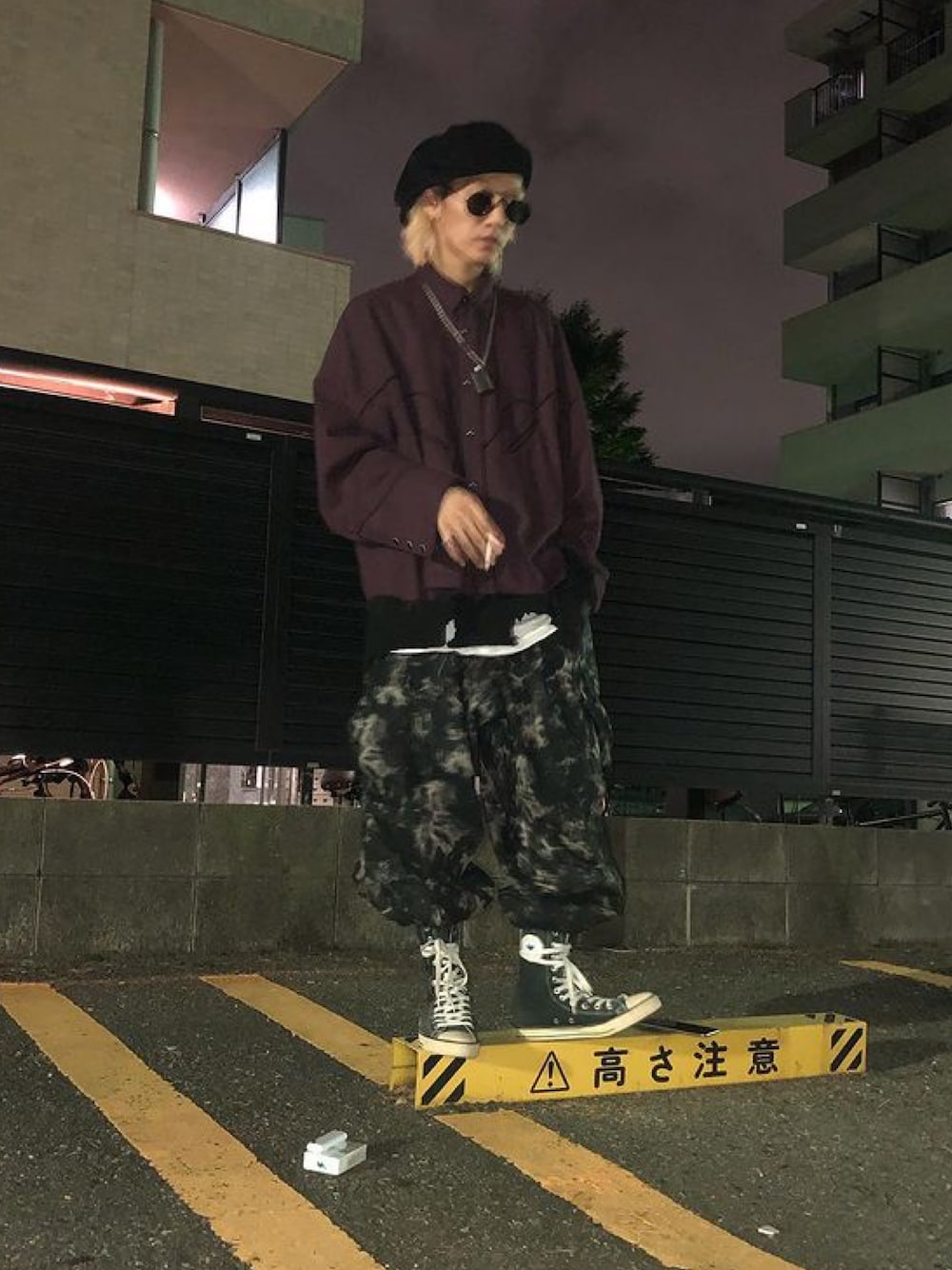 「ちょいワル、メンズファッション、スニーカーコーデ、おしゃれさんと繋がりたい、春コーデ」｜「Jiedaのアイテム（ビジネスシャツ、パープル系）」を使った、みすけさん（メンズ・164cm）の春コーディネートの1枚目の写真