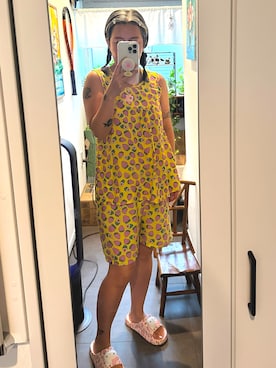「Artboxのアイテム（サンダル、ピンク系）」を使った、Minaさん（レディース・159cm）の秋コーディネート