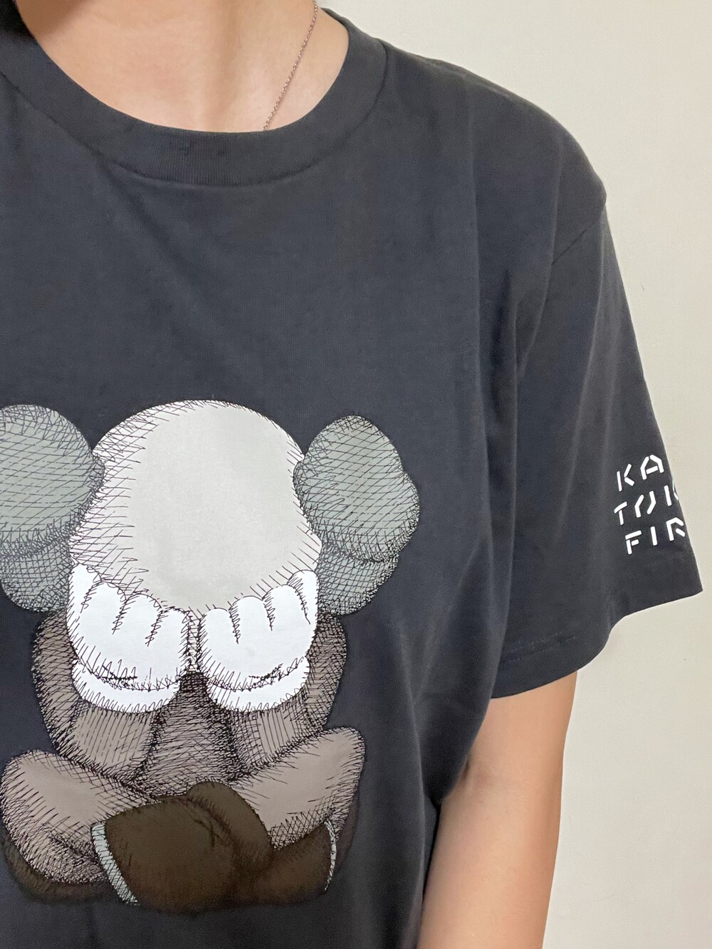 グレー系のTシャツ/カットソーを着用したレディースの夏コーディネートの1枚目の写真