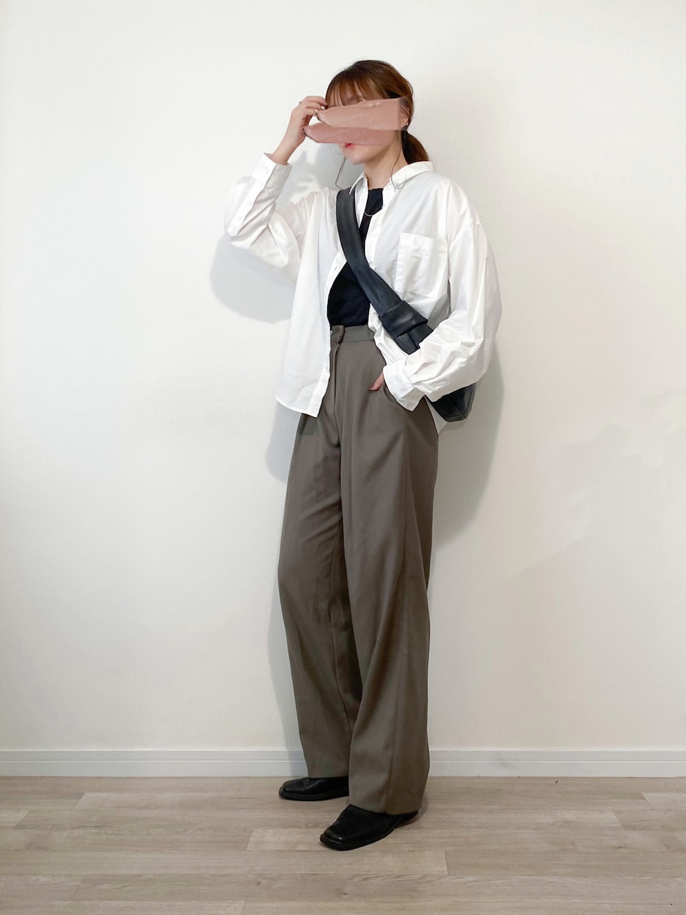 ホワイト系のシャツ/ブラウス、ブラック系のタンクトップ、ブラウン系のスラックスを着用したレディースの秋コーディネートの1枚目の写真