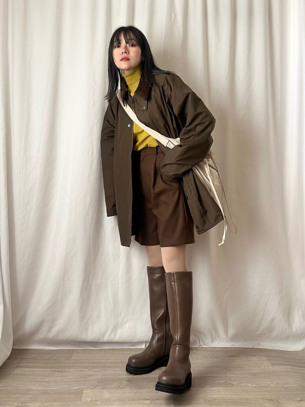 「大人カジュアル、メンズライク、冬コーデ、休日スタイル、お出かけコーデ、barbour、タートルネック、イエロー、ハーフパンツ、ショルダーバッグ、ブーツ、ロングブーツ」｜「Formequeの【Formeque】ロゴ刺繍タートルニット（ニット/セーター、イエロー系）」を使った、かほこ。さん（レディース・162cm）の冬コーディネートの1枚目の写真