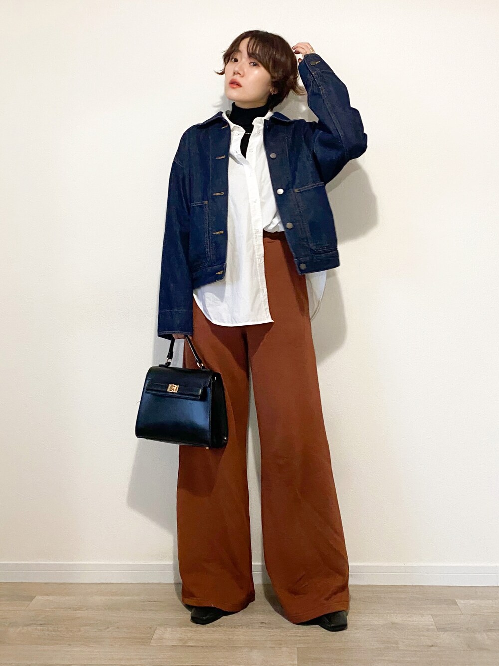 「大人カジュアル、プチプラ、フレアパンツ、スウェットパンツ、シャツスタイル、白シャツ、タートルネック、デニムジャケット、ステンカラーコート、ロングコート、レイヤードスタイル、ハンドバッグ、ショートブーツ」｜「UNIQLOのエクストラファインメリノリブタートルネックセーター（長袖）（ニット/セーター、ブラック系）」を使った、かほこ。さん（レディース・162cm）の冬コーディネートの1枚目の写真