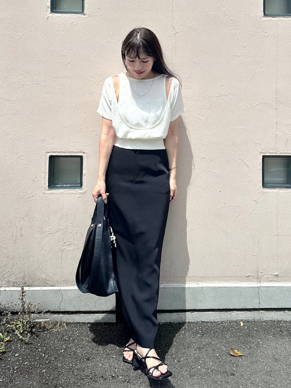 「夏コーデ、きれいめカジュアル、モノトーン、肌見せ、タイトスカート、ロングスカート、ショルダーバッグ、サンダル」｜「Formequeの【Formeque】カットアウトトップス（Tシャツ/カットソー、ホワイト系）」を使った、かほこ。さん（レディース・162cm）の夏コーディネートの1枚目の写真