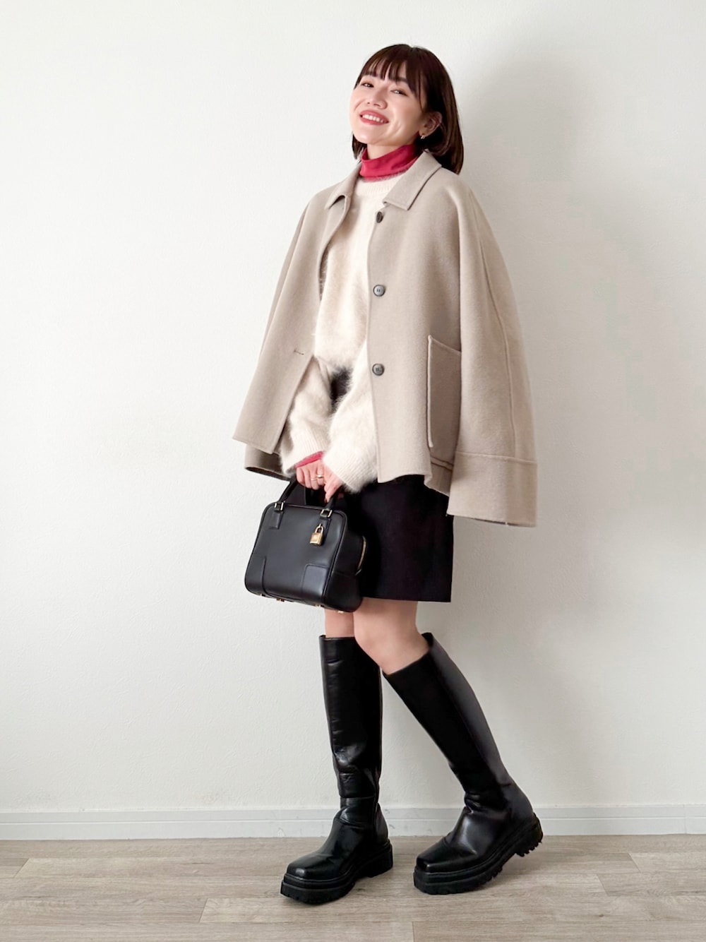 「今日のコスメと服、PR、きれいめカジュアル、大人カジュアル、冬コーデ、ニット、ステンカラーコート、タートルネック、レイヤードスタイル、ハーフパンツ、ミニバッグ、ボストンバッグ、ロングブーツ、ピンク、服とコスメでなりたい自分に」｜「CelvokeのCelvoke / ヴァティック アイパレット 01～05 ＜2022 A/W Makeup Collection＞（アイシャドウ、ピンク系）」を使った、かほこ。さん（レディース・162cm）の秋コーディネートの1枚目の写真