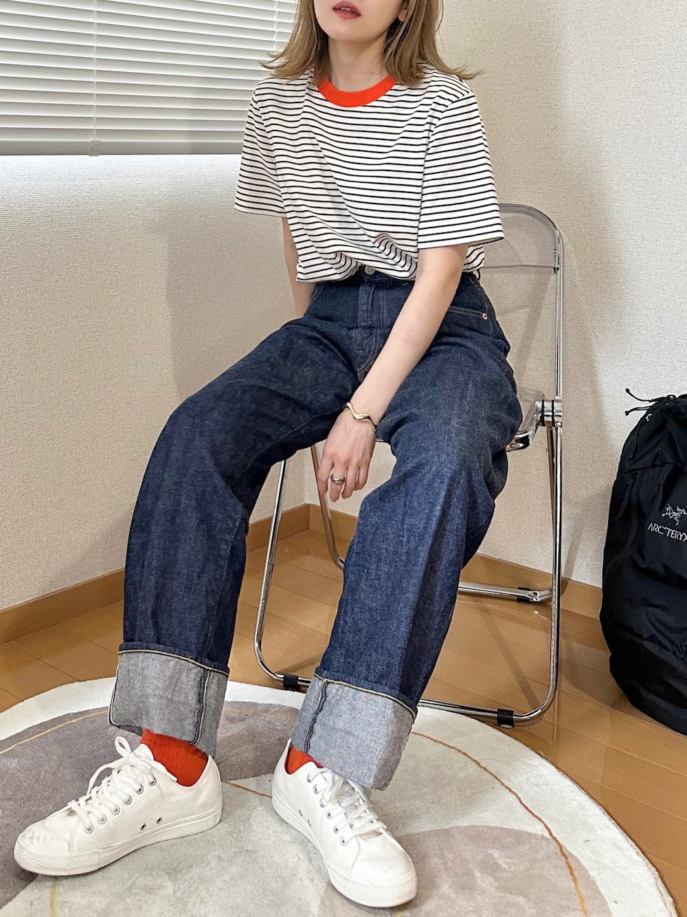 「カジュアルコーデ、シンプルコーデ、Tシャツ、ボーダー、ビッグシルエット、デニム、ハイウエスト、リュック、カラーソックス、スニーカー、白スニーカー、夏コーデ、お出かけコーデ、夏だ！Tシャツ着よう！」｜「COSのグリーンカットTシャツ  L ¥4500（Tシャツ/カットソー、ブラック系）」を使った、かほこ。さん（レディース・162cm）の夏コーディネートの1枚目の写真
