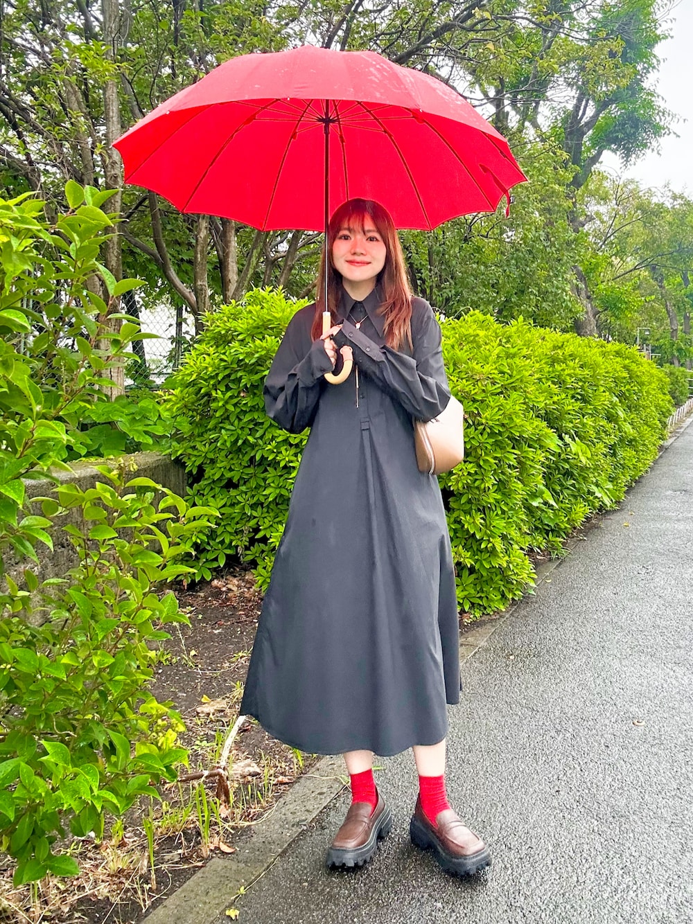 「大人カジュアル、きれいめカジュアル、雨の日コーデ、休日スタイル、お出かけコーデ、ワンピース、シャツワンピース、ショルダーバッグ、ローファー、レインシューズ」｜「COSのアイテム（シャツワンピース、ブラック系）」を使った、かほこ。さん（レディース・162cm）の夏コーディネートの1枚目の写真