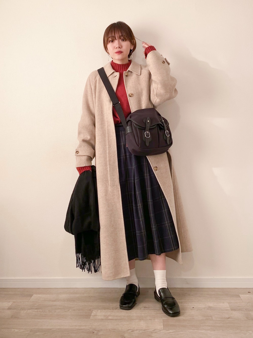 「クリスマスに着たい服、オトナカジュアル、シンプル、クリスマス、ステンカラーコート、赤ニット、チェックスカート、プリーツスカート、ショルダーバッグ、白ソックス、ローファー」｜「DHOLICのビッグシルエットニットプルオーバー（ニット/セーター、レッド系）」を使った、かほこ。さん（レディース・162cm）の冬コーディネートの1枚目の写真