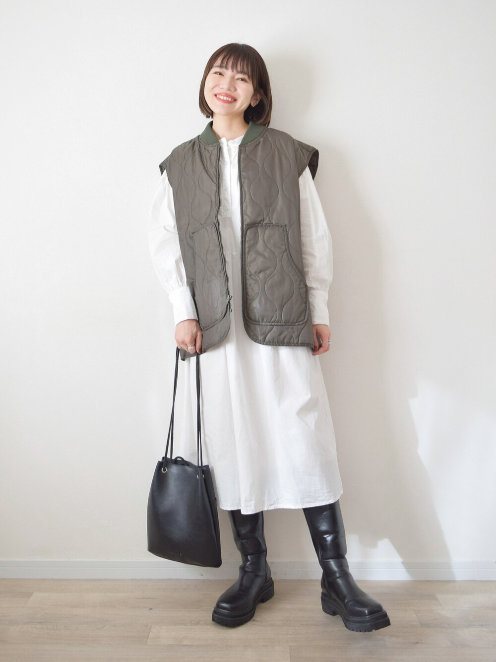 「大人カジュアル、レイヤードスタイル、秋コーデ、ベスト、ジレ、キルティング、ロングワンピース、ショルダーバッグ、ロングブーツ、ブーツ」｜「ROTHCOの《追加予約》【ROTHCO/ロスコ】QUILTED WOOBIE VEST：ベスト（その他アウター、グリーン系）」を使った、かほこ。さん（レディース・162cm）の秋コーディネートの1枚目の写真