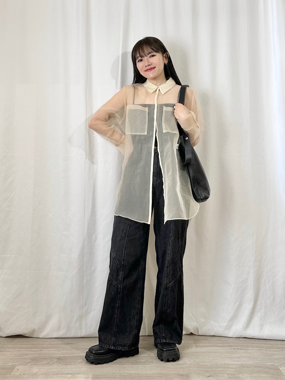 「シャツスタイル、秋服準備はじめました、アツいコーデ全部見せ、お出かけコーデ、レイヤードスタイル、シアーシャツ、デニム、ブラックデニム、トートバッグ、ローファー、厚底シューズ、休日スタイル、大人カジュアル、モード」｜「ZARAのロング丈オーガンザシャツ（シャツ/ブラウス、ベージュ系）」を使った、かほこ。さん（レディース・162cm）の夏コーディネートの1枚目の写真