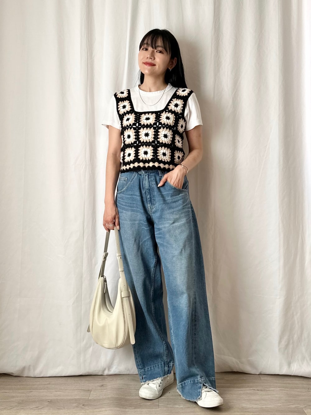「レイヤードスタイル、夏コーデ、さらっと晴れやかスナップ、大人カジュアル、白Tシャツ、ビスチェ、デニム、ワイドパンツ、ショルダーバッグ、スニーカー、休日スタイル、お出かけコーデ」｜「LOGAN knitting millsの【別注】＜LOGAN knitting mills＞クロシェニット ビスチェ（ニット/セーター、ブラック系）」を使った、かほこ。さん（レディース・162cm）の夏コーディネートの1枚目の写真