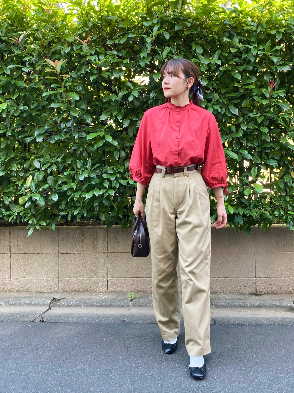 「秋のコーデ、カジュアルガーリー、大人カジュアル、ブラウス、チノパン、ワイドパンツ、ボストンバッグ、ミニバッグ、スカーフ、白ソックス、バレエシューズ、フレンチカジュアル」｜「To b. by agnes b.のWP68 CHEMISE フリルカラーブラウス sale¥10560（シャツ/ブラウス、レッド系）」を使った、かほこ。さん（レディース・162cm）の秋コーディネートの1枚目の写真