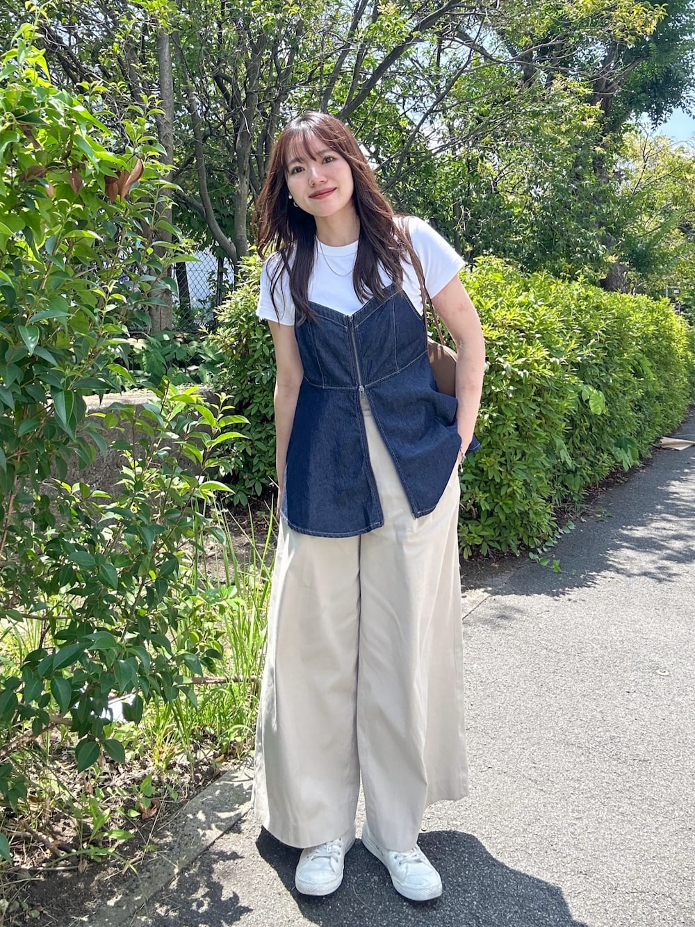 「夏ルックで気分アップ、大人カジュアル、夏コーデ、レイヤードスタイル、アウトドアスタイル、白Tシャツ、デニム、ビスチェ、ワイドパンツ、ショルダーバッグ、スニーカー、お出かけコーデ、休日スタイル」｜「moment+のライトオンスデニムダブルジップペプラムキャミ（キャミソール、ブルー系）」を使った、かほこ。さん（レディース・162cm）の夏コーディネートの1枚目の写真