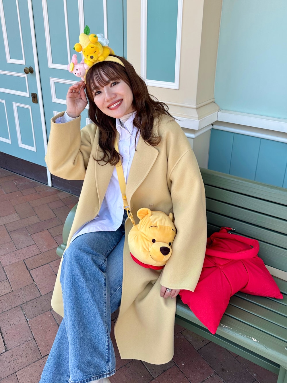 「春アウター、春色、大人カジュアル、きれいめカジュアル、ディズニーコーデ、ロングコート、シャツスタイル、レイヤードスタイル、デニム、ショルダーバッグ、スニーカー、休日スタイル、お出かけコーデ」｜「COSのオーバーサイズ デコンストラクトシャツ 36 ¥15000（シャツ/ブラウス、ホワイト系）」を使った、かほこ。さん（レディース・162cm）の春コーディネートの1枚目の写真