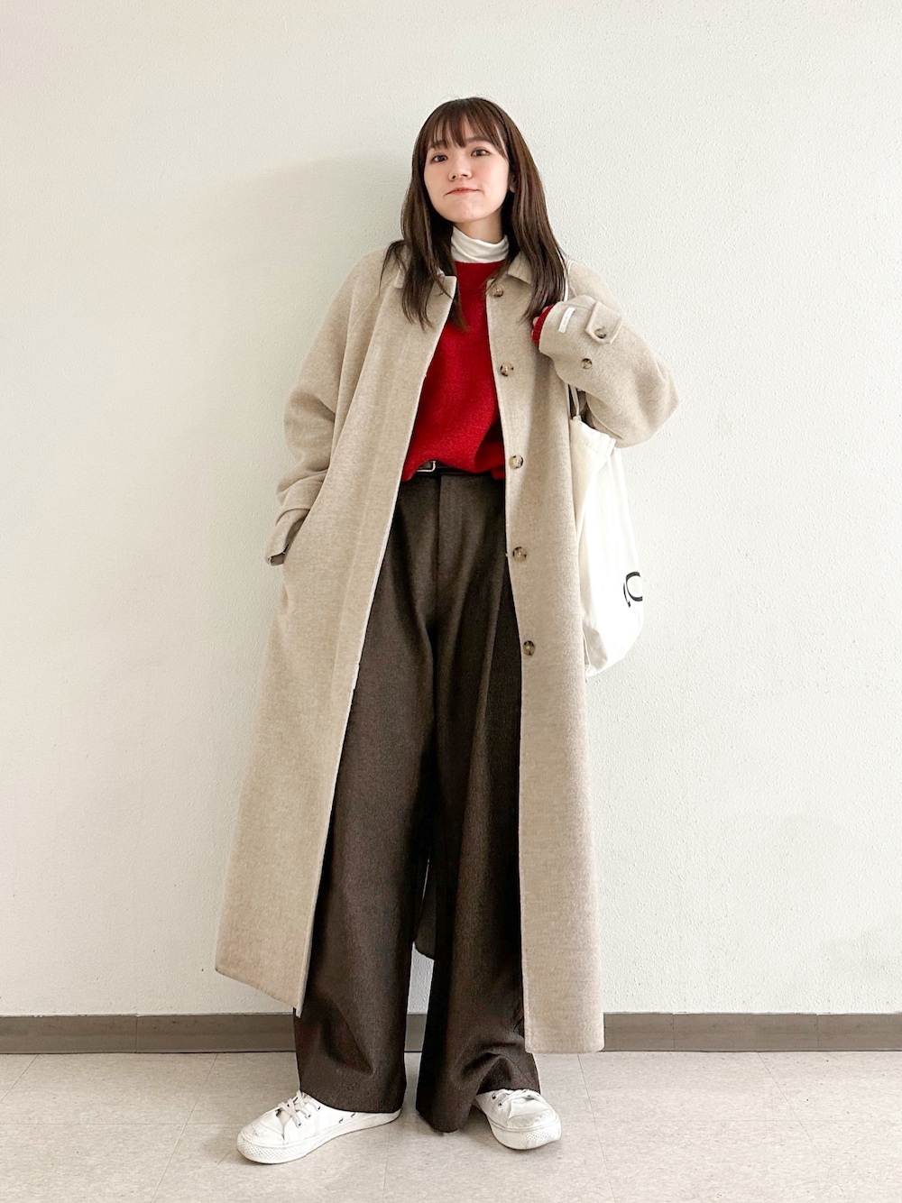 「冬コーデ、クリスマスに着たい服、マイベストコーデ2024、赤、休日スタイル、大人カジュアル、ニット、ワイドパンツ、レイヤードスタイル、ロングコート、トートバッグ、スニーカー、冬アウター、お出かけコーデ」｜「NOGLEの【NOGLE/ノグル】カラールーズリブニット（ニット/セーター、レッド系）」を使った、かほこ。さん（レディース・162cm）の冬コーディネートの1枚目の写真