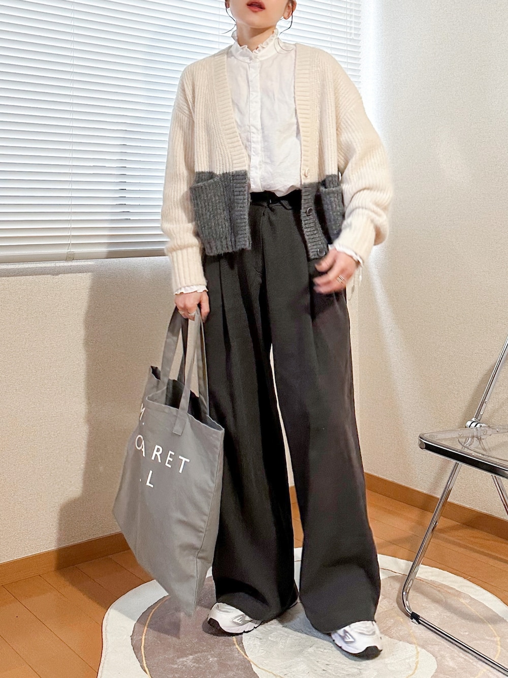 「大人カジュアル、モノトーン、春コーデ、リラックススタイル、カーディガン、ブラウス、フリル、ワイドパンツ、トートバッグ、スニーカー、ニューバランス」｜「COSのアイテム（カーディガン/ボレロ、ホワイト系）」を使った、かほこ。さん（レディース・162cm）の春コーディネートの1枚目の写真