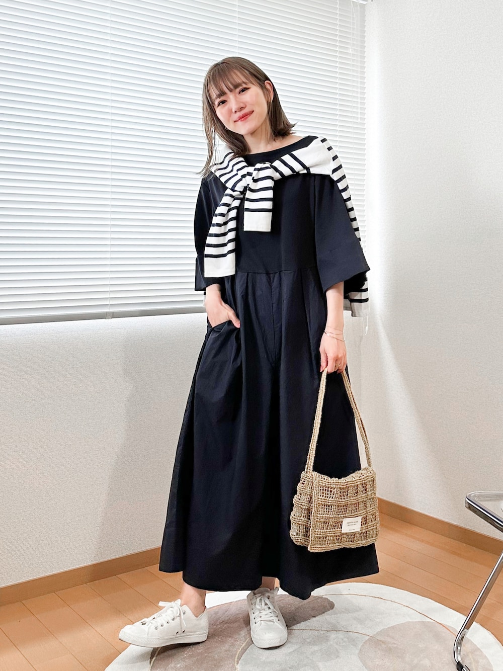 「きれいめカジュアル、大人カジュアル、ラクチンコーデ、シンプルコーデ、オールインワン、ワイドパンツ、ボーダー、肩掛け、かごバッグ、ショルダーバッグ、スニーカー」｜「COSのRELAXED-FIT PLEATED JUMPSUIT ¥13500 S（サロペット/オーバーオール、ブルー系）」を使った、かほこ。さん（レディース・162cm）の春コーディネートの1枚目の写真