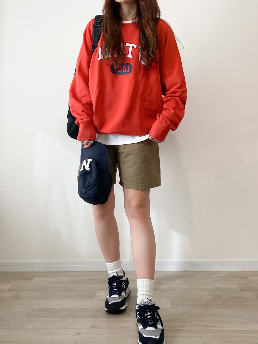 「秋のコーデ、カジュアル、メンズライク、スウェット、白Tシャツ、ハーフパンツ、リュック、キャップ、白ソックス、スニーカー」｜「UngridのWATUロゴスウェット（スウェット、オレンジ系）」を使った、かほこ。さん（レディース・162cm）の秋コーディネートの1枚目の写真