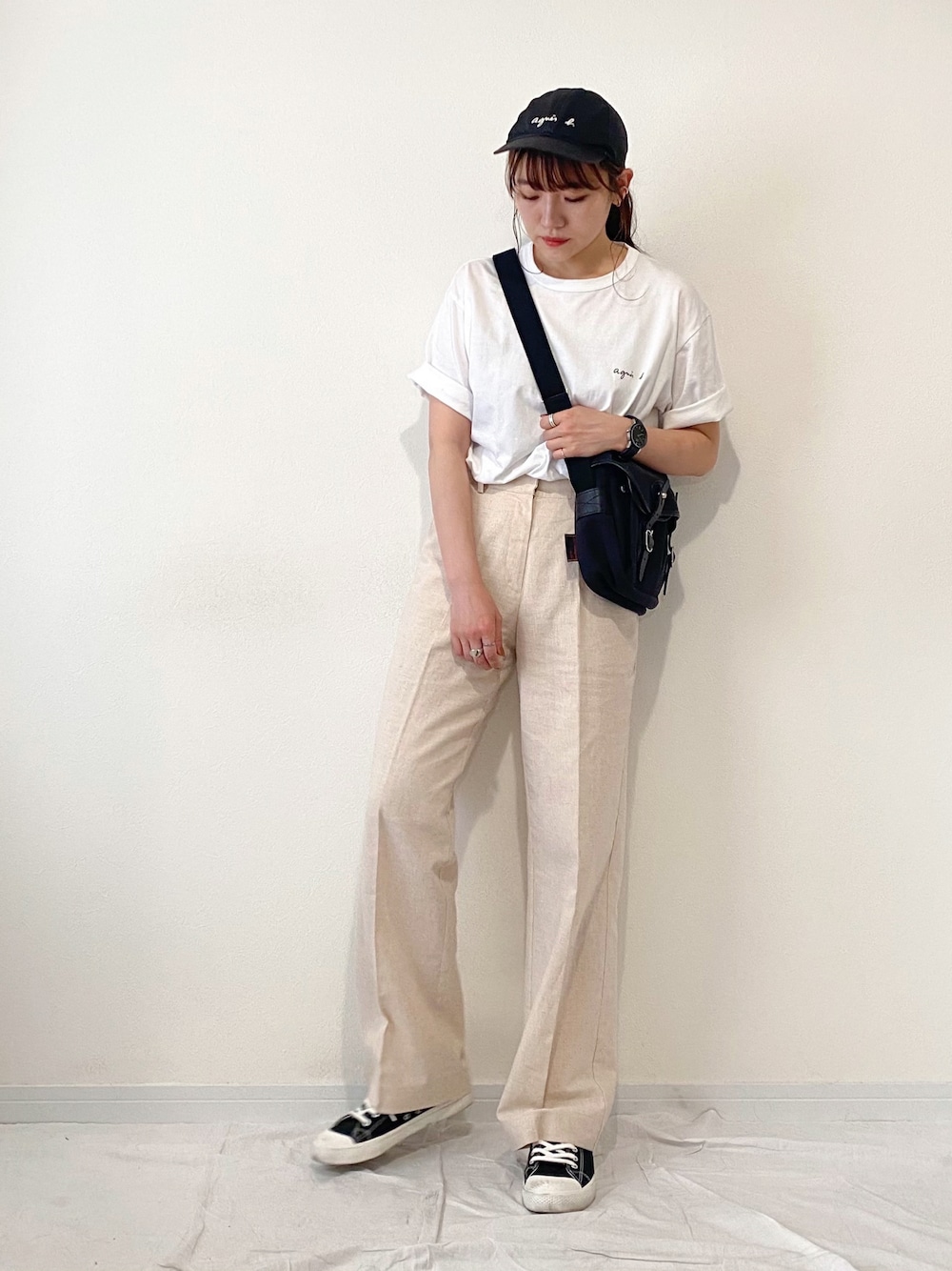 「シンプル、大人カジュアル、メンズライク、モノトーン、白Tシャツ、リネンパンツ、ワイドパンツ、キャップ、ショルダーバッグ、スニーカー」｜「agnes b.の【WEB限定】S179 TS ロゴTシャツ（Tシャツ/カットソー、ホワイト系）」を使った、かほこ。さん（レディース・162cm）の夏コーディネートの1枚目の写真