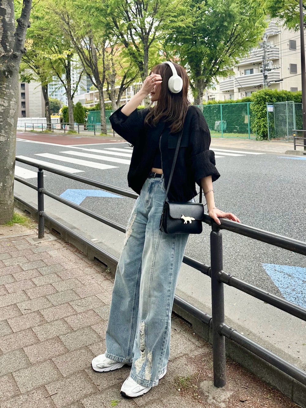 「大人カジュアル、春夏コーデ、シアートップス、ブルゾン、デニム、ダメージデニムパンツ、ショルダーバッグ、スニーカー、ニューバランス、ヘッドホン、休日スタイル、お出かけコーデ」｜「ZARAのプリーツテイストセミシースルージャケット S ¥5990（ブルゾン、ブラック系）」を使った、かほこ。さん（レディース・162cm）の春コーディネートの1枚目の写真