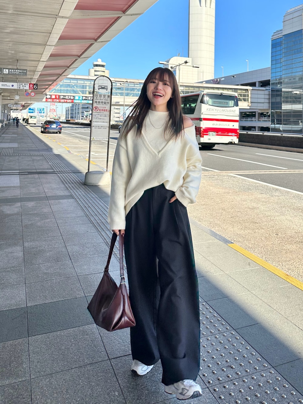 かほこ。さんの「フェイクレイヤードVネックニット（ANGIE）」を使ったコーディネートの1枚目の写真