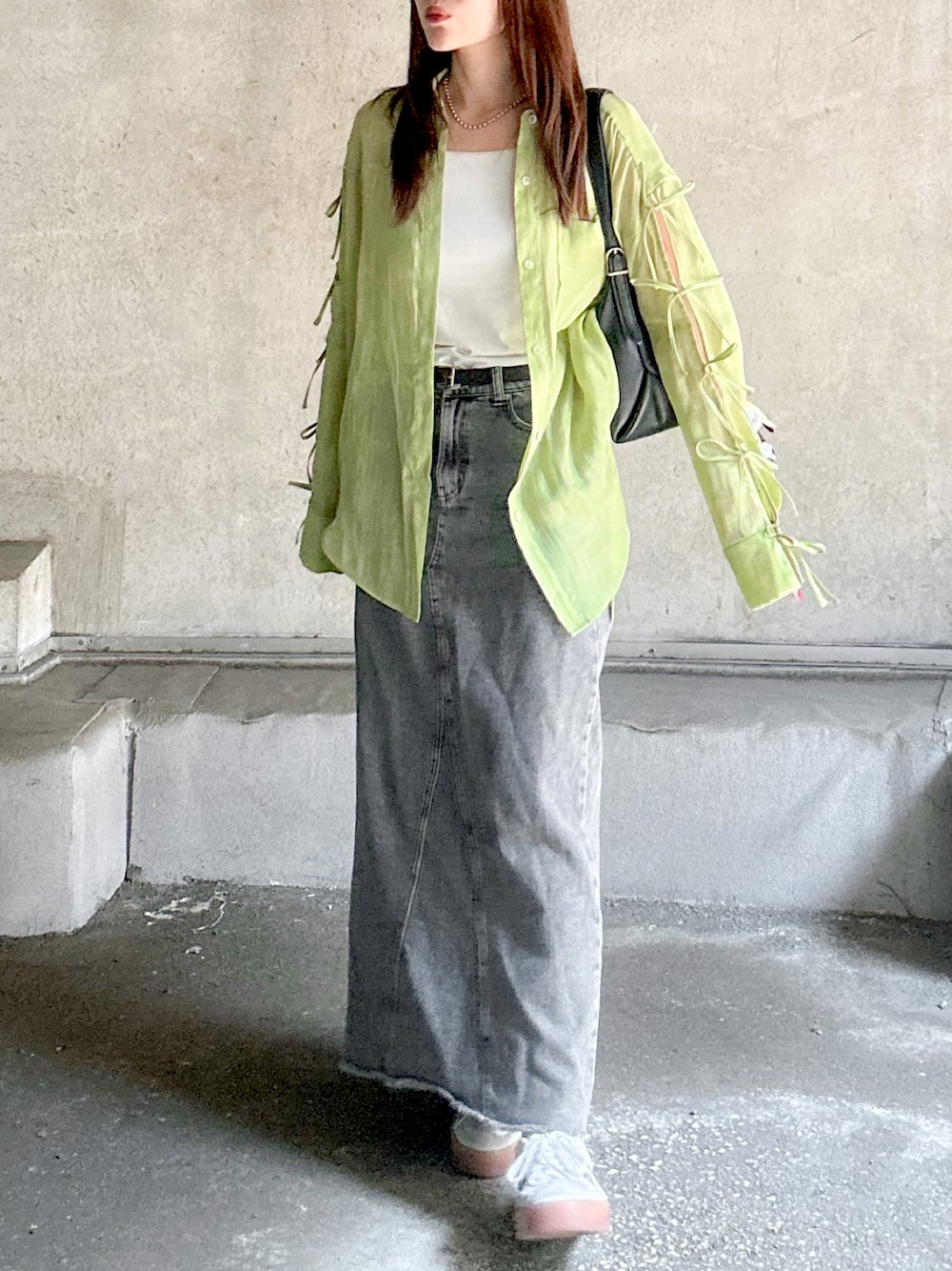「大人カジュアル、シアートップス、シアーシャツ、リボン、デニムスカート、タイトスカート、ロングスカート、ショルダーバッグ、スニーカー、adidas、厚底シューズ、秋服準備はじめました、休日スタイル、お出かけコーデ」｜「MAISON SPECIALのOversize Shear Ribbon Shirt/オーバーシアーリボンシャツ【MAISON SPECIAL/メゾンスペシャル】（シャツ/ブラウス、グリーン系）」を使った、かほこ。さん（レディース・162cm）の夏コーディネートの1枚目の写真