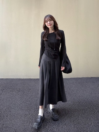 「ETMON(エトモン)のCurved Pintuck T-Shirt, Black(Tシャツ/カットソー)」を使った、かほこ。さん(レディース・162cm)の秋コーディネート