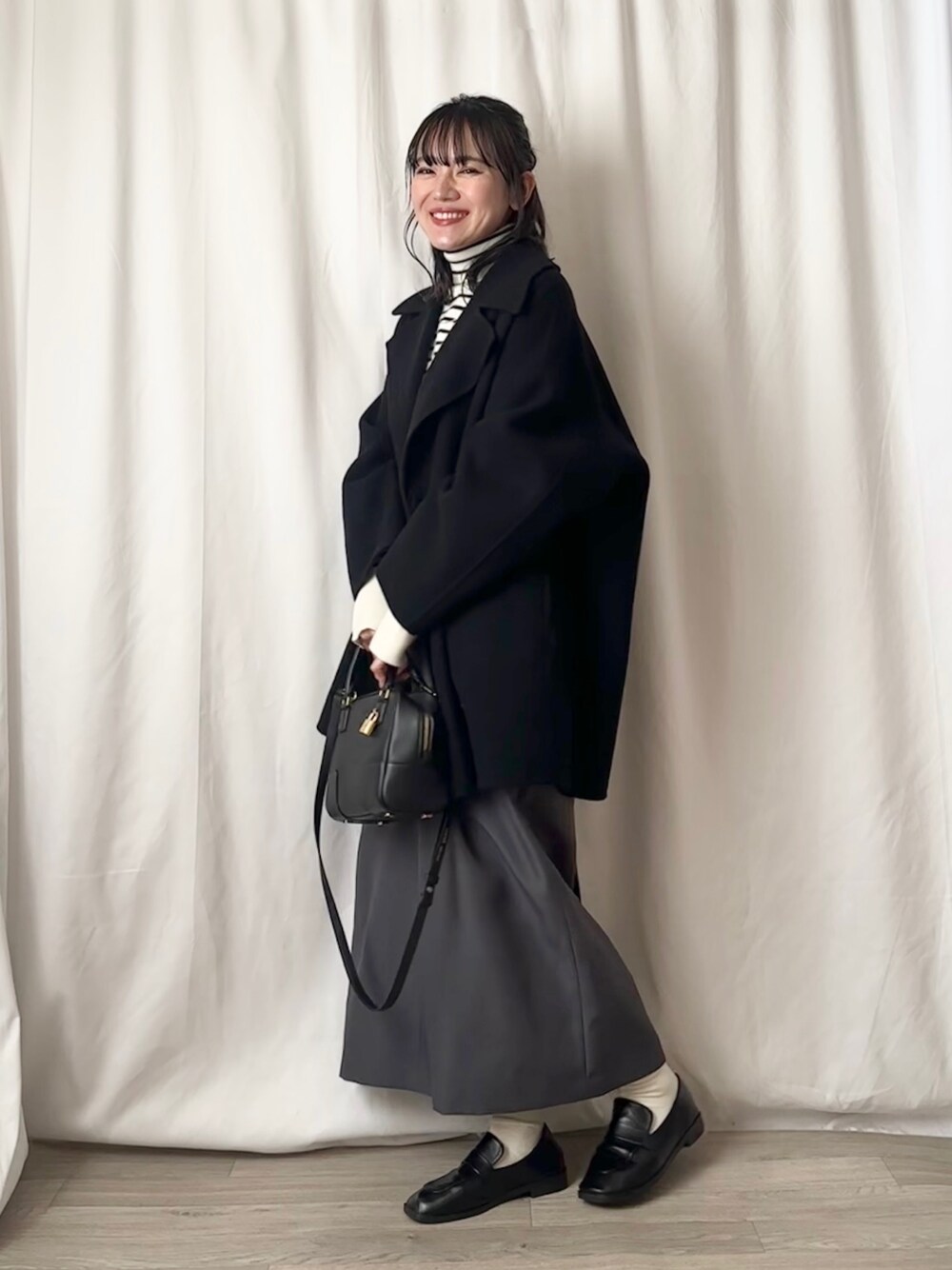 「大人カジュアル、きれいめカジュアル、冬コーデ、冬アウター、モノトーンコーデ、タートルネック、ボーダー、ジャンパースカート、ボストンバッグ、ミニバッグ、ローファー、お出かけコーデ」｜「NANO universeのスーパー140ウールリバーミドルコート（その他アウター、ブラック系）」を使った、かほこ。さん（レディース・162cm）の冬コーディネートの1枚目の写真