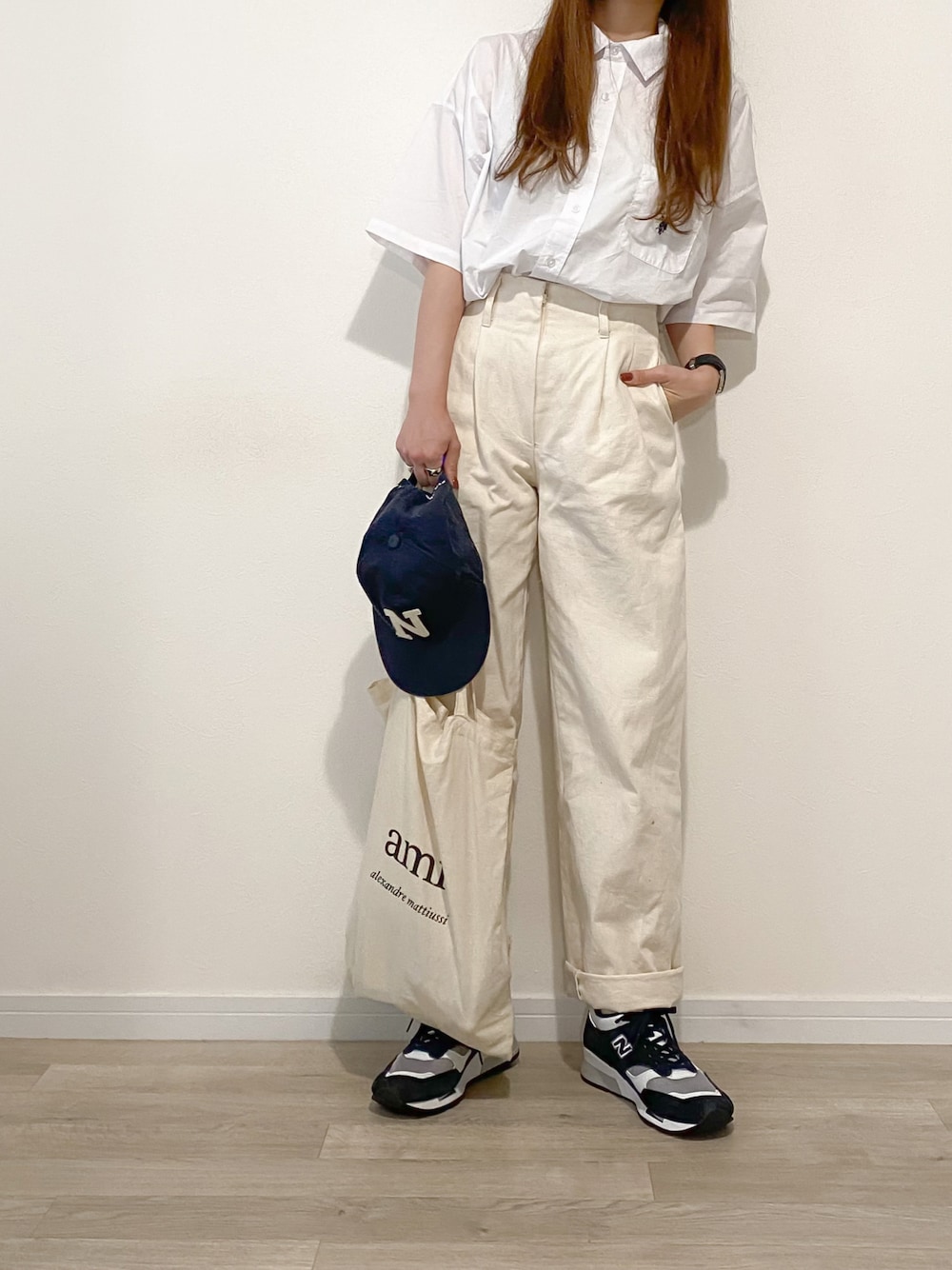 「シンプル、大人カジュアル、メンズライク、白シャツ、半袖シャツ、ワイドパンツ、トートバッグ、キャップ、スニーカー、ニューバランス」｜「FREAK'S STOREのWEB限定 U.S. POLO ASSN.×FREAK'S STORE/ユーエスポロアッスン 別注 ワンポイント刺繍ロゴ SS レギュラーカラーシャツ（シャツ/ブラウス、ホワイト系）」を使った、かほこ。さん（レディース・162cm）の夏コーディネートの1枚目の写真