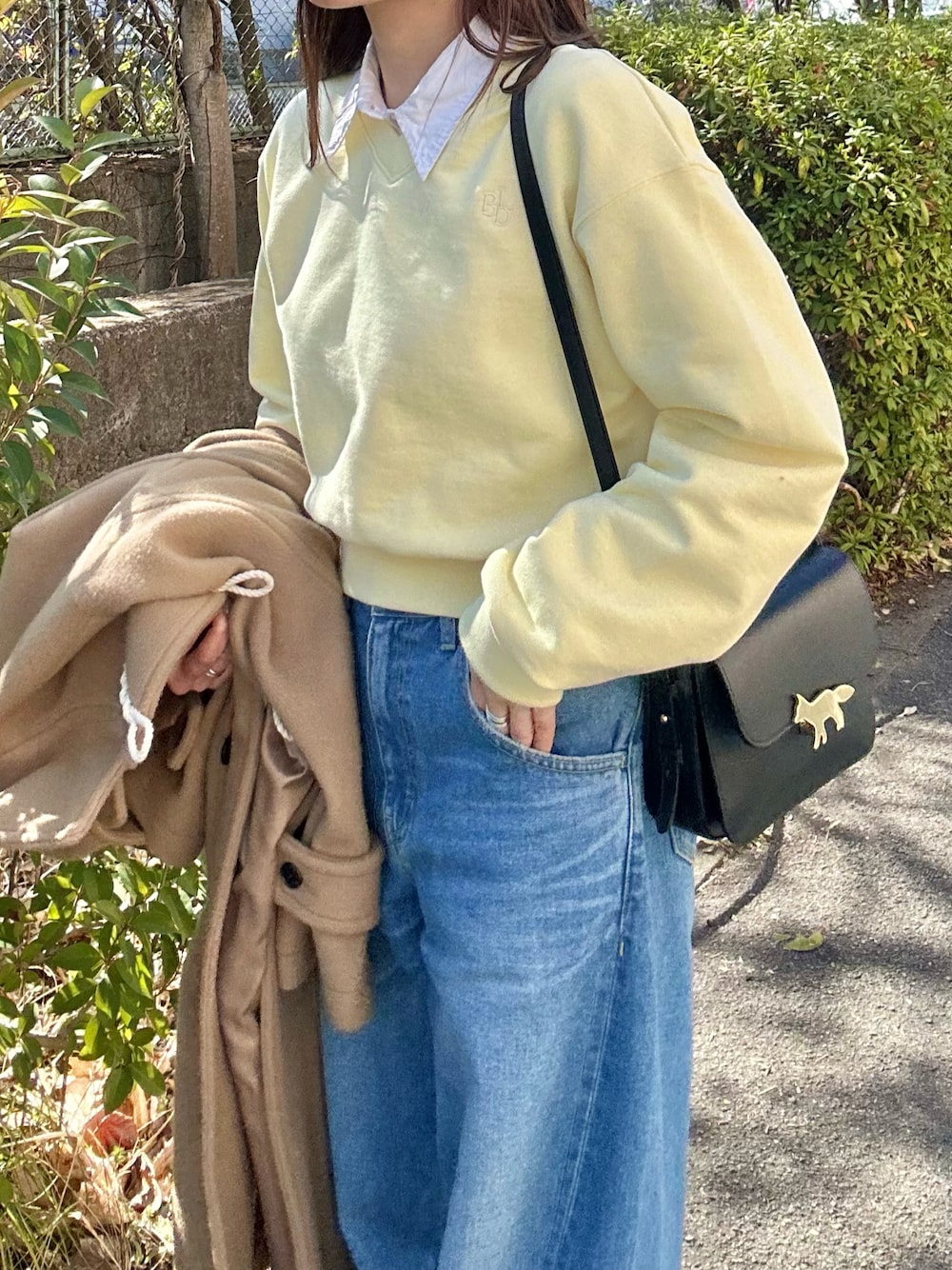 「春色、大人カジュアル、きれいめカジュアル、レイヤードスタイル、スウェット、シャツスタイル、デニム、ワイドパンツ、ダッフルコート、ショルダーバッグ、スニーカー、お出かけコーデ、休日スタイル、イエロー」｜「BEIDELLIの[BELLIDE MADE] パステルVネッククロップドスウェット（スウェット、イエロー系）」を使った、かほこ。さん（レディース・162cm）の冬コーディネートの1枚目の写真