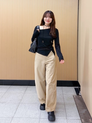 「ETMON(エトモン)のCurved Pintuck T-Shirt, Black(Tシャツ/カットソー)」を使った、かほこ。さん(レディース・162cm)の秋コーディネート