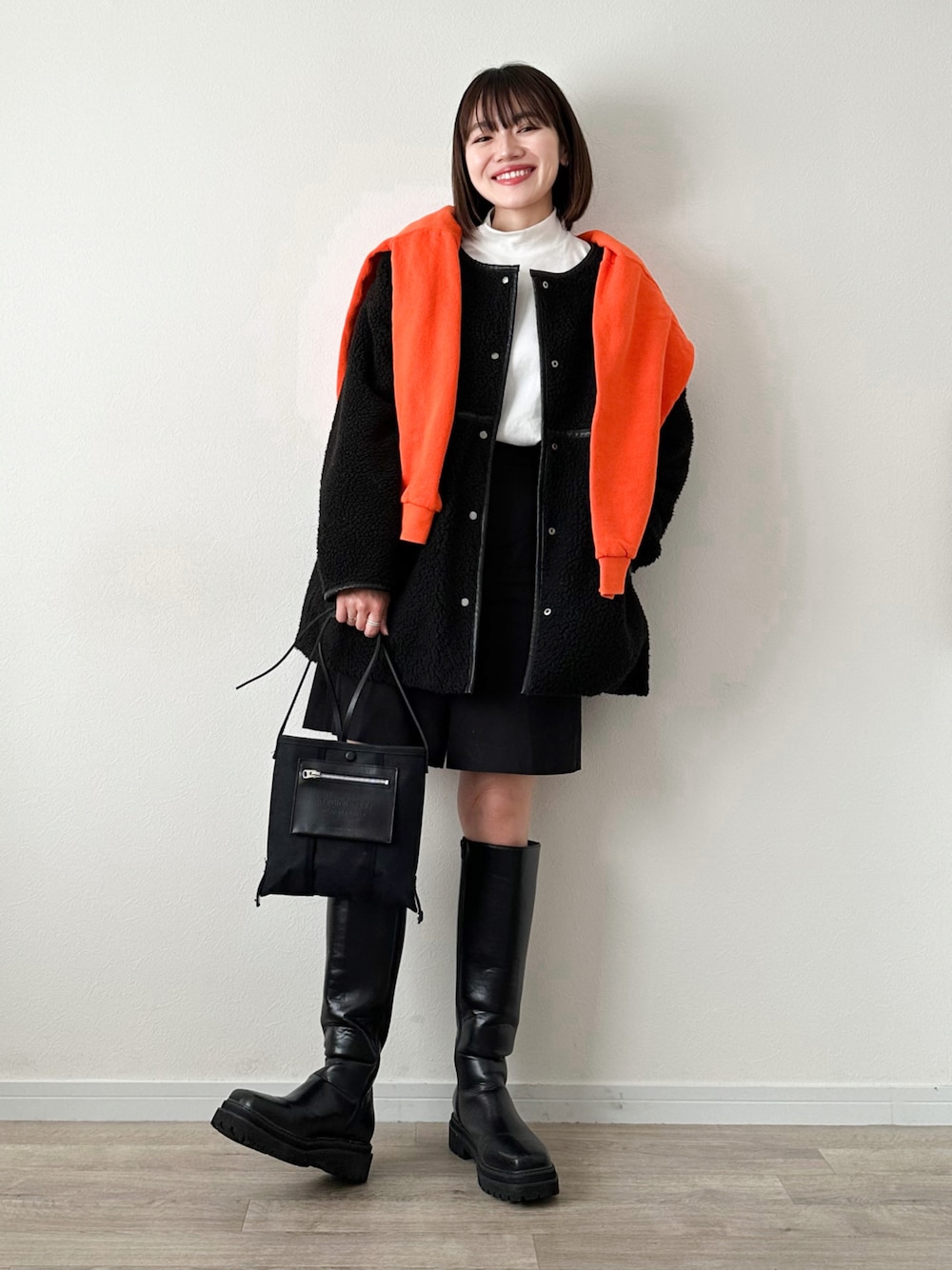 「大人カジュアル、レイヤードスタイル、冬コーデ、マイベストコーデ2022、ボアジャケット、ノーカラーコート、ハイネック、スウェット、モノトーン、オレンジ、ショルダーバッグ、ミニバッグ、ロングブーツ、ハーフパンツ」｜「UNIQLOのソフトタッチタートルネックT（長袖）（Tシャツ/カットソー、ホワイト系）」を使った、かほこ。さん（レディース・162cm）の冬コーディネートの1枚目の写真