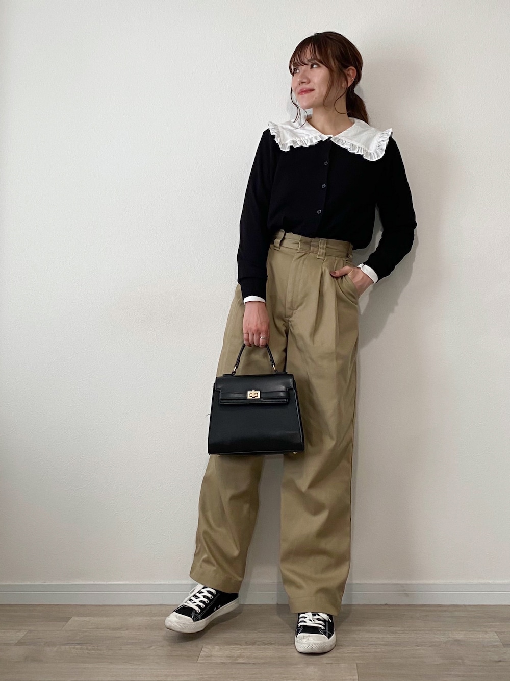 「シンプル、大人カジュアル、秋コーデ、ビッグカラー、ブラウス、カーディガン、チノパン、スニーカー」｜「JOURNAL STANDARD relumeの80タイプライターセーラーフリルシャツ◆（シャツ/ブラウス、ホワイト系）」を使った、かほこ。さん（レディース・162cm）の秋コーディネートの1枚目の写真