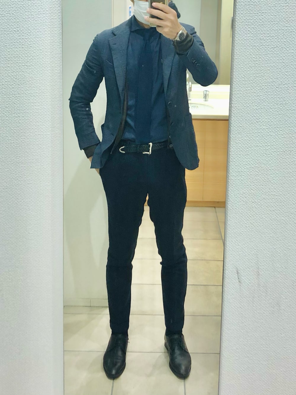 「出勤」｜「THE SUIT COMPANYのアイテム（ネクタイ、ブラック系）」を使った、RTさん（メンズ・177cm）の冬コーディネートの1枚目の写真
