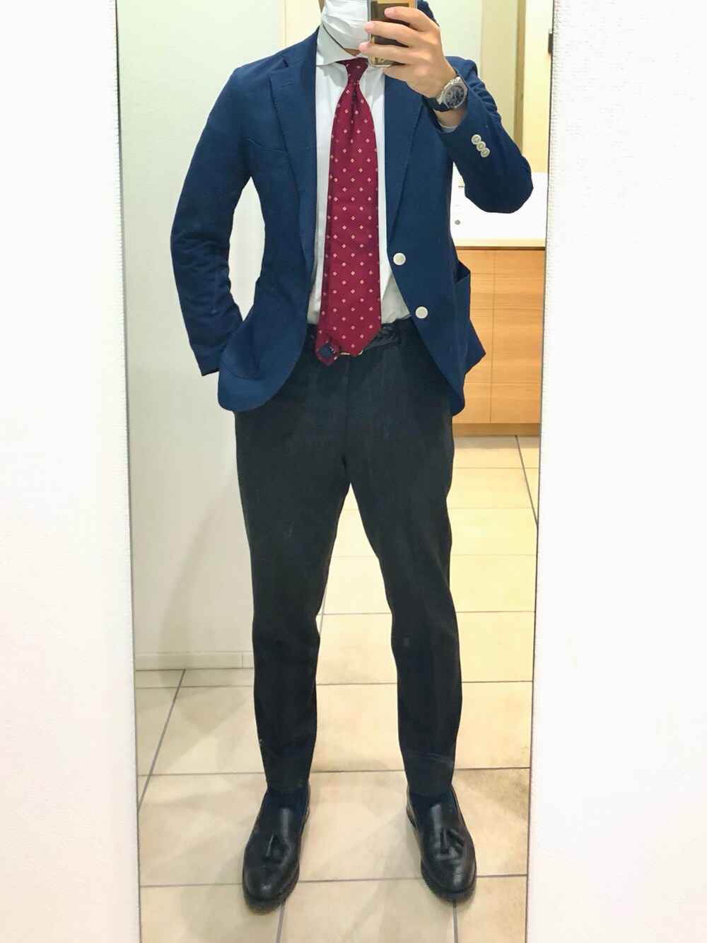 「出勤」｜「DRAKE'Sのアイテム（ネクタイ、レッド系）」を使った、RTさん（メンズ・177cm）の冬コーディネートの1枚目の写真