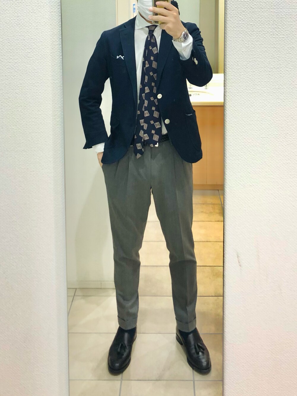 「出勤、ジャケパン」｜「JOHN COMFORTのアイテム（ネクタイ、ブラック系）」を使った、RTさん（メンズ・177cm）の春コーディネートの1枚目の写真