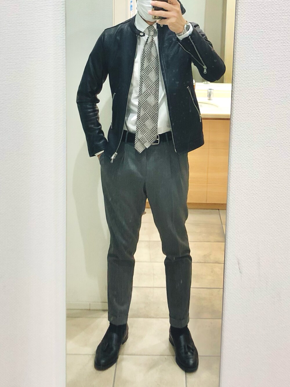 「出勤、グレンチェック、ライダース」｜「FRANCO BASSIのアイテム（ネクタイ、グレー系）」を使った、RTさん（メンズ・177cm）の冬コーディネートの1枚目の写真