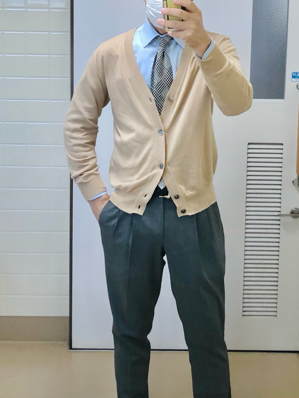 「出勤」｜「FRANCO BASSIのアイテム（ネクタイ、グレー系）」を使った、RTさん（メンズ・177cm）の春コーディネートの1枚目の写真