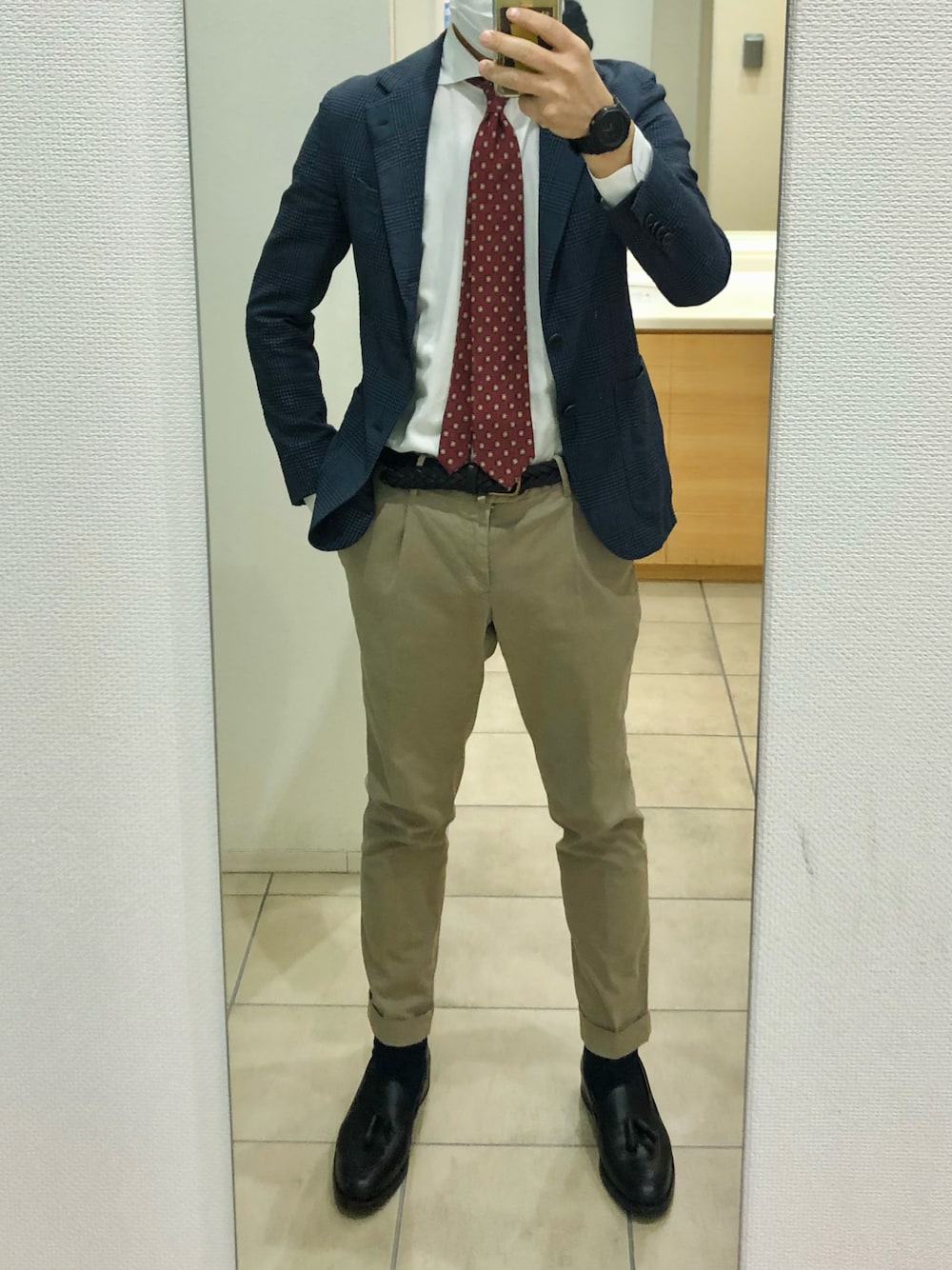 「出勤」｜「THE SUIT COMPANYのアイテム（ネクタイ、レッド系）」を使った、RTさん（メンズ・177cm）の春コーディネートの1枚目の写真
