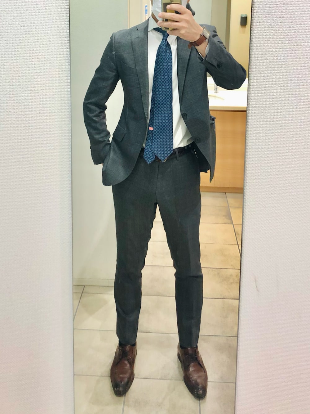「出勤、セットアップ」｜「BVLGARIのアイテム（ネクタイ、ブルー系）」を使った、RTさん（メンズ・177cm）の春コーディネートの1枚目の写真