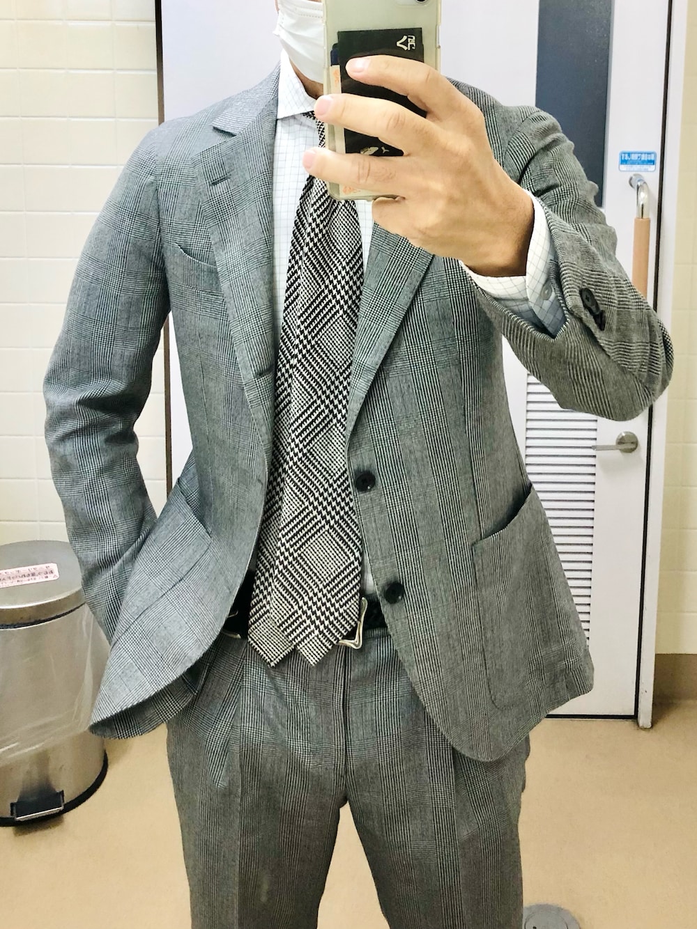 「出勤、グレンチェック」｜「FRANCO BASSIのアイテム（ネクタイ、グレー系）」を使った、RTさん（メンズ・177cm）の秋コーディネートの1枚目の写真