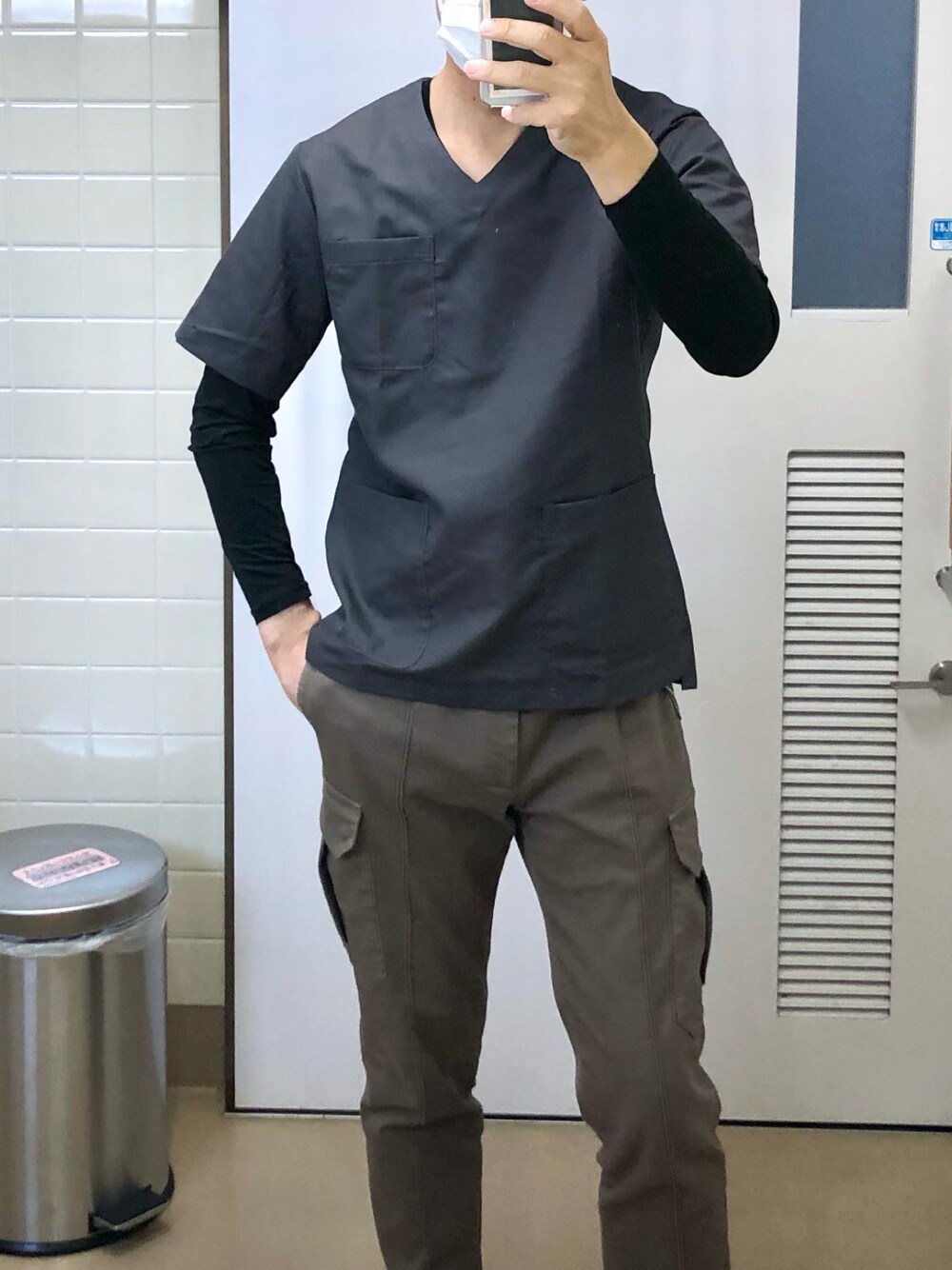 「スクラブ、カーゴパンツ」｜「classicoのアイテム（トップス、グレー系）」を使った、RTさん（メンズ・177cm）の春コーディネートの1枚目の写真