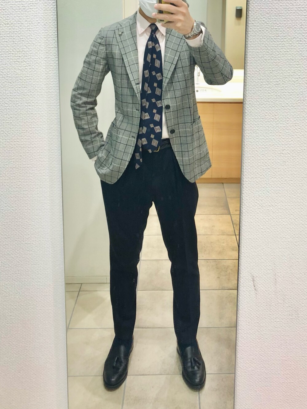 「出勤」｜「JOHN COMFORTのアイテム（ネクタイ、ブラック系）」を使った、RTさん（メンズ・177cm）の春コーディネートの1枚目の写真