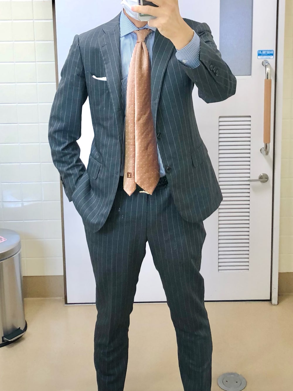 「出勤、セットアップ」｜「LOUIS VUITTONのアイテム（ネクタイ、オレンジ系）」を使った、RTさん（メンズ・177cm）の春コーディネートの1枚目の写真