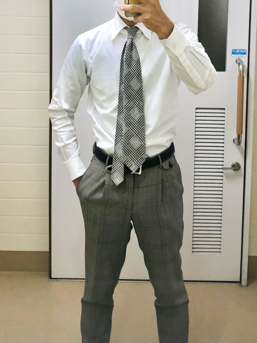 「出勤、グレンチェック」｜「FRANCO BASSIのアイテム（ネクタイ、グレー系）」を使った、RTさん（メンズ・177cm）の秋コーディネートの1枚目の写真