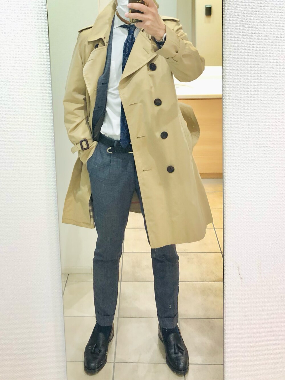 「出勤、トレンチコート」｜「BEAMS Fのアイテム（ネクタイ、ブルー系）」を使った、RTさん（メンズ・177cm）の秋コーディネートの1枚目の写真
