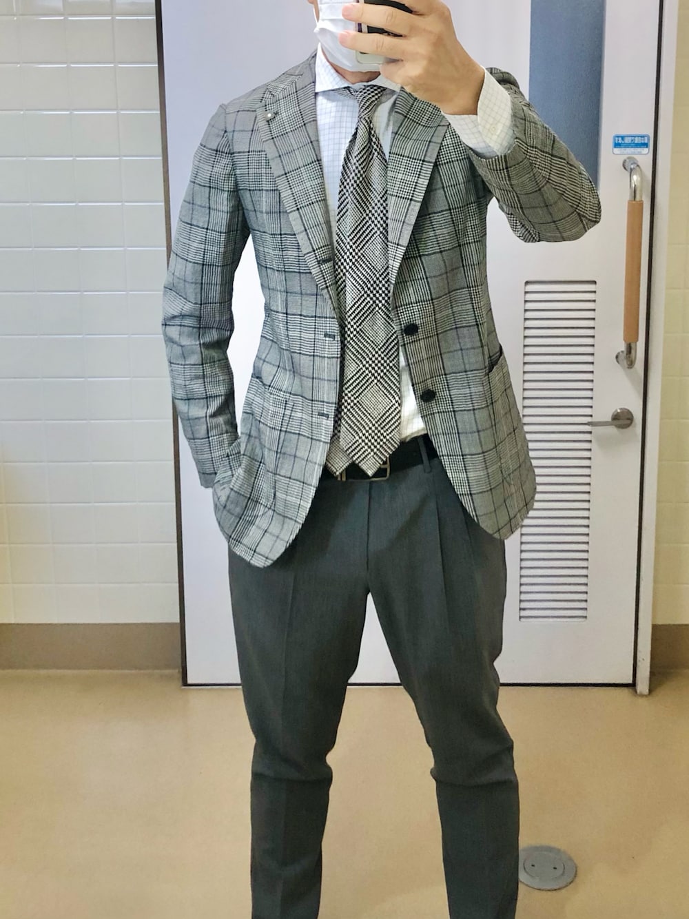 「出勤、グレンチェック」｜「FRANCO BASSIのアイテム（ネクタイ、グレー系）」を使った、RTさん（メンズ・177cm）の春コーディネートの1枚目の写真