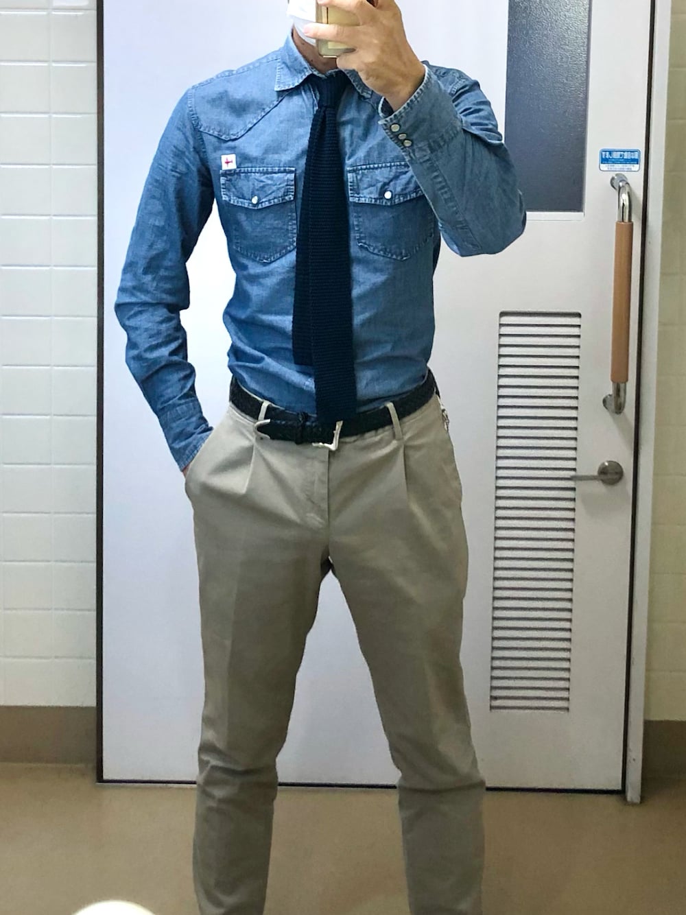 「出勤」｜「THE SUIT COMPANYのアイテム（ネクタイ、ブルー系）」を使った、RTさん（メンズ・177cm）の秋コーディネートの1枚目の写真