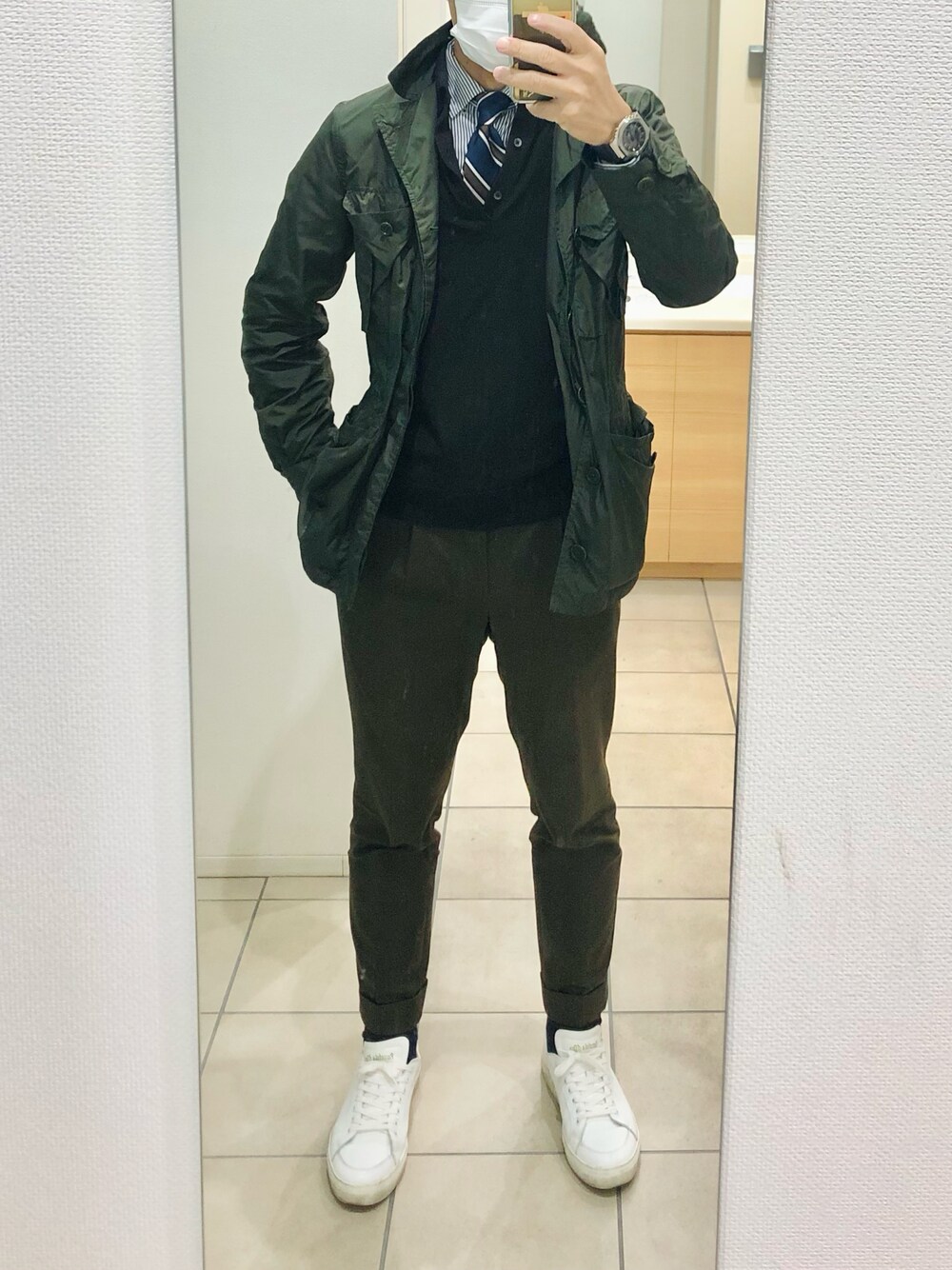 「出勤」｜「BEAMS Fのアイテム（ネクタイ、ブルー系）」を使った、RTさん（メンズ・177cm）の冬コーディネートの1枚目の写真