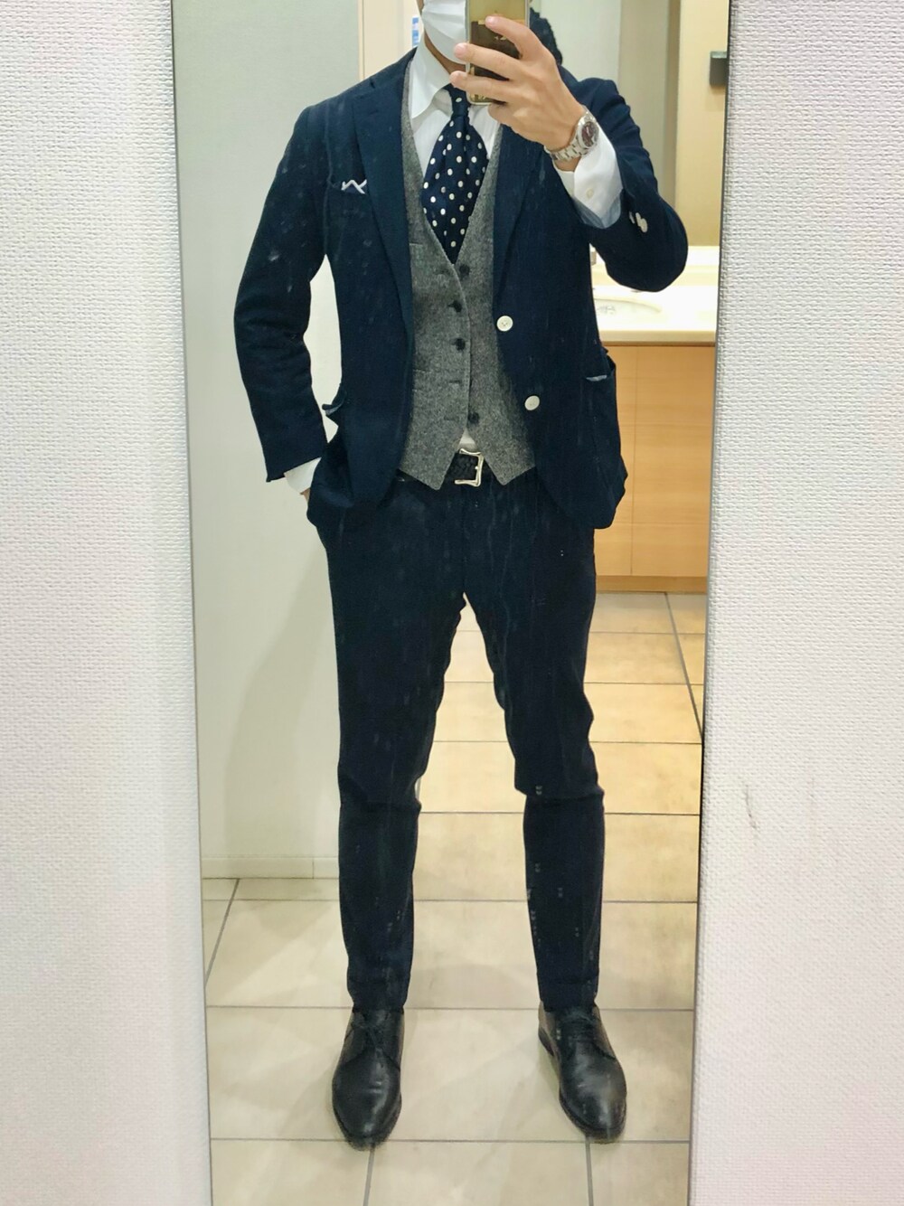 「出勤」｜「BURBERRY BLACK LABELのアイテム（ネクタイ、ブラック系）」を使った、RTさん（メンズ・177cm）の秋コーディネートの1枚目の写真