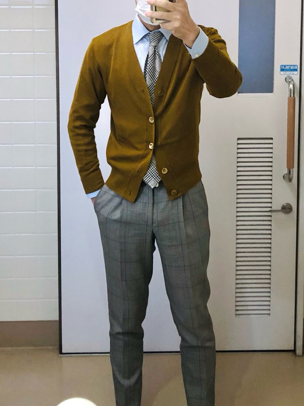 「グレンチェック」｜「FRANCO BASSIのアイテム（ネクタイ、グレー系）」を使った、RTさん（メンズ・177cm）の冬コーディネートの1枚目の写真